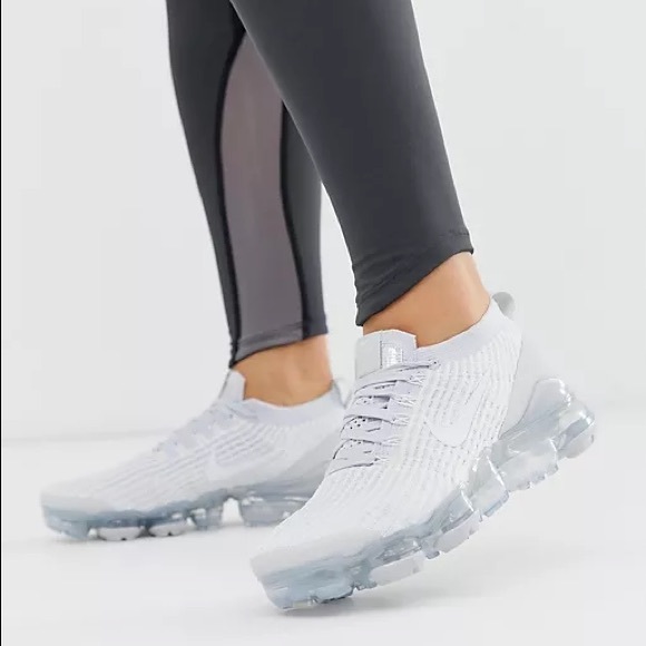 Nike Air VaporMax Flyknit in Platinum - Picture 8 of 10